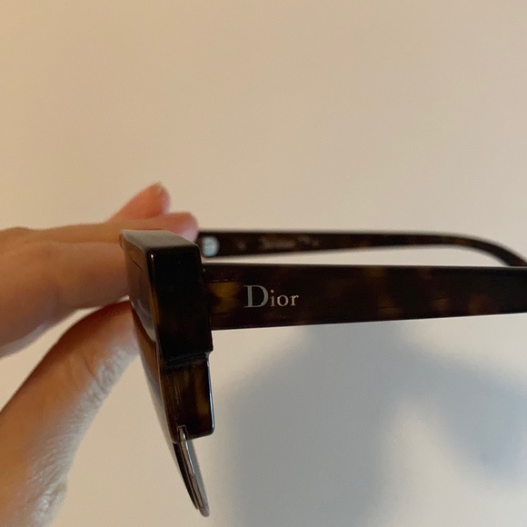 Christian Dior sunnies. Oversized. Tortashell with burgundy rims. Authentic. - Picture 5 of 14